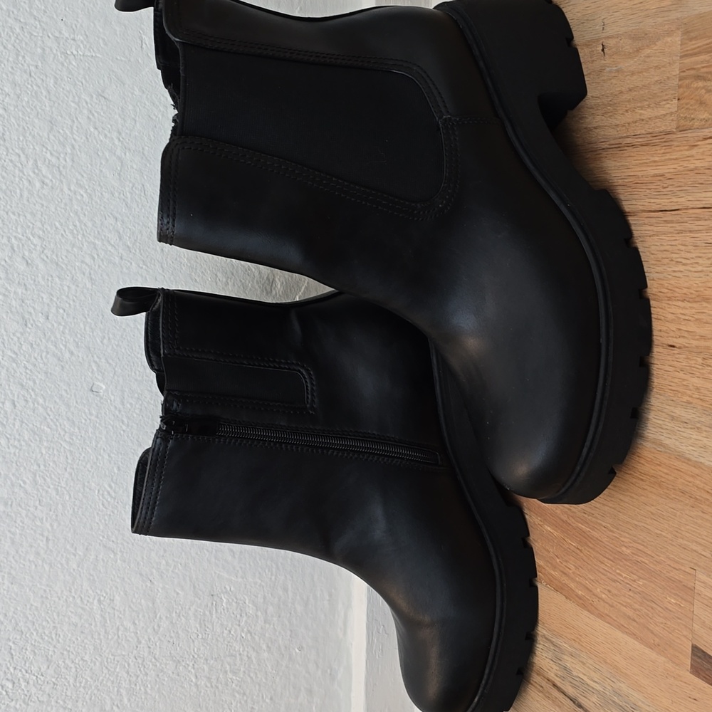 NWT Torrid Chunky Chelsea Boots